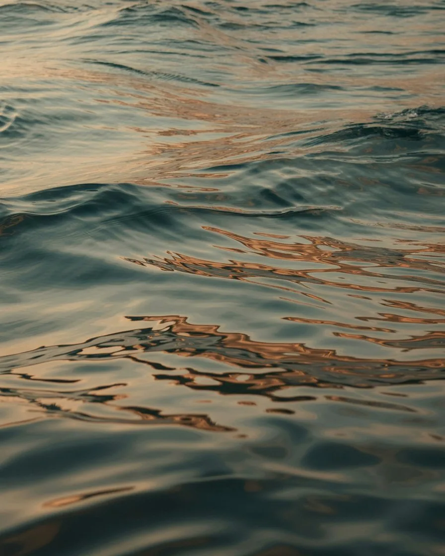 O mar ao entardecer, em tons de dourado